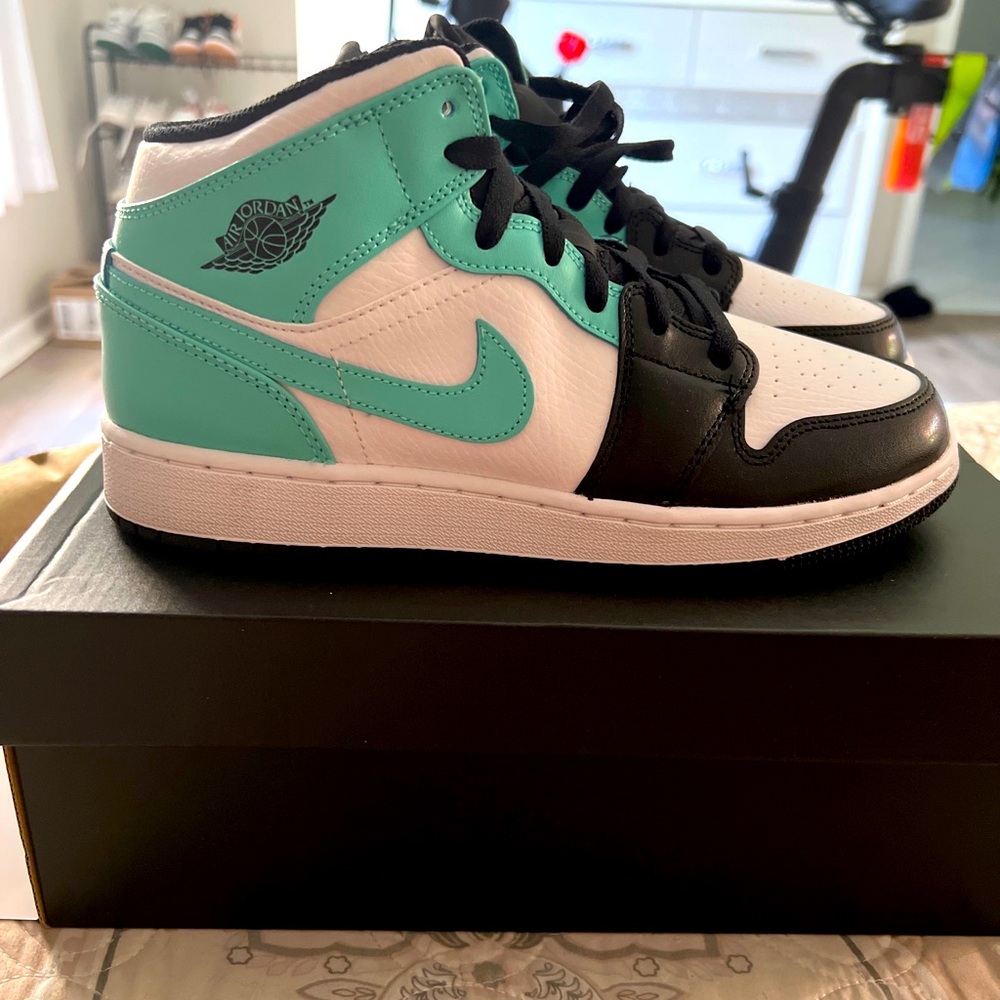 Brand new Jordan mids tropical twist size Y6.5 or Women’s 8